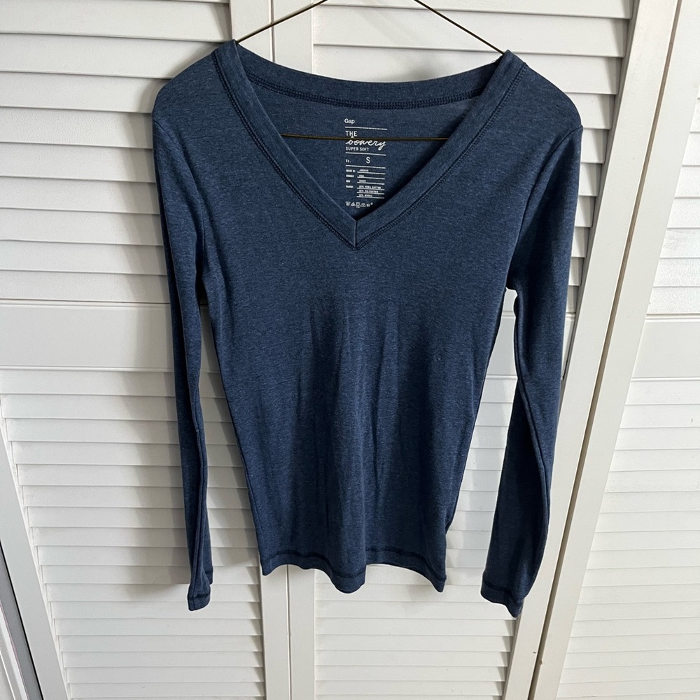 Heathered blue Gap long-sleeved v-neck tshirt. Like new condition. Size Small.